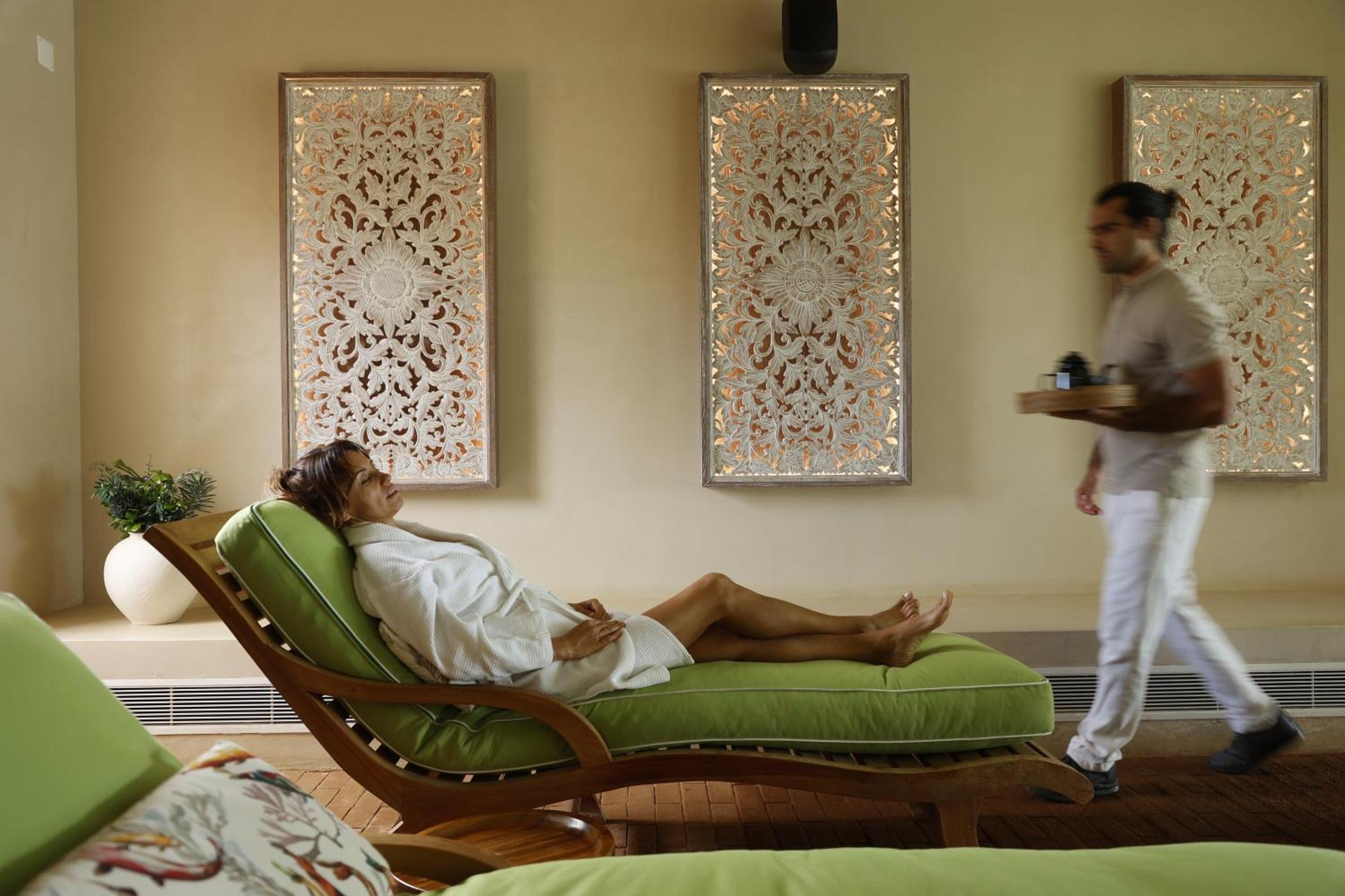 Praia Do Canal Nature Retreat - Small Luxury Hotels Of The World Aljezur Exterior foto A woman relaxing at a spa